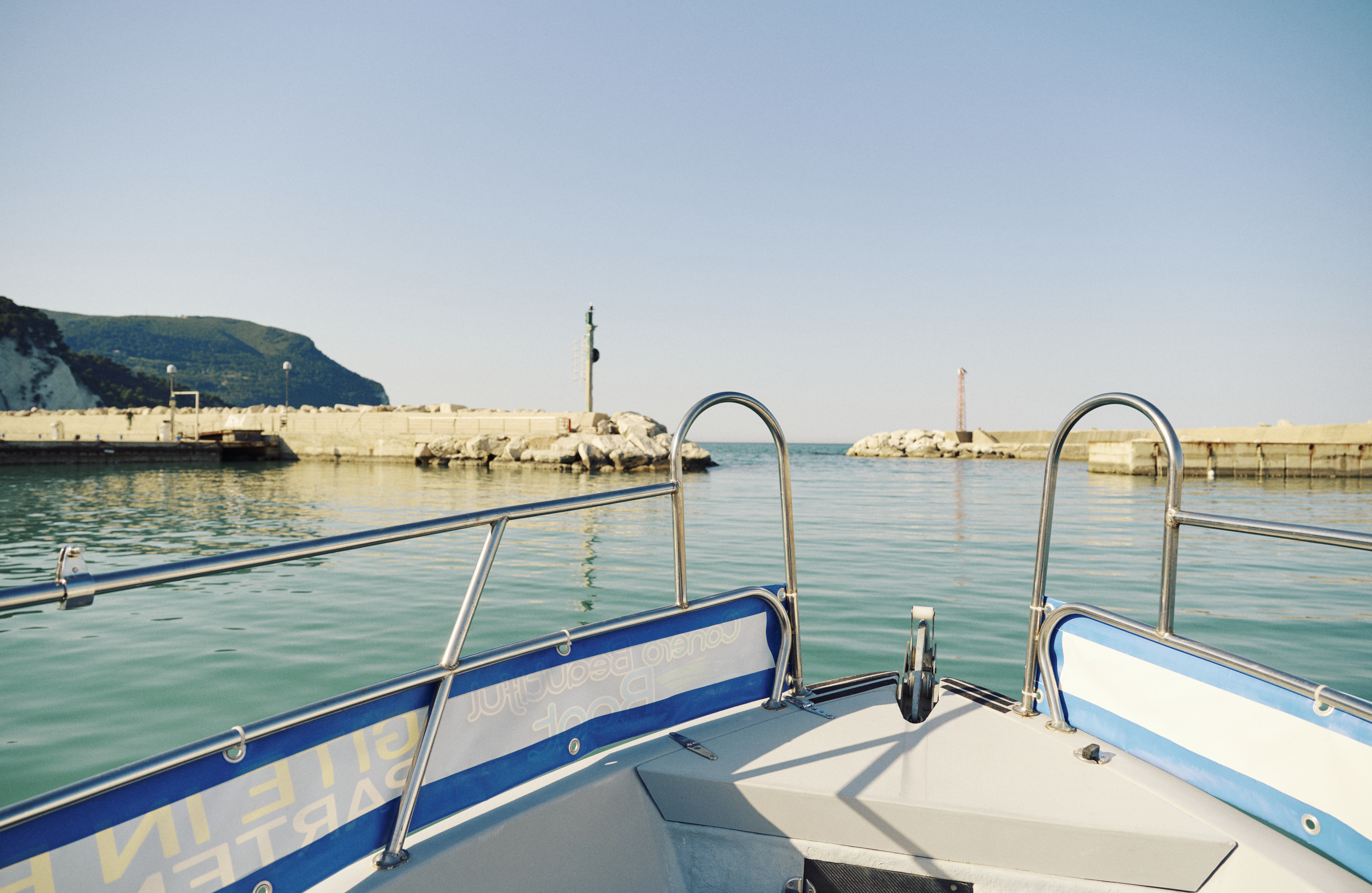 Navigazione in barca lungo la Riviera del Conero