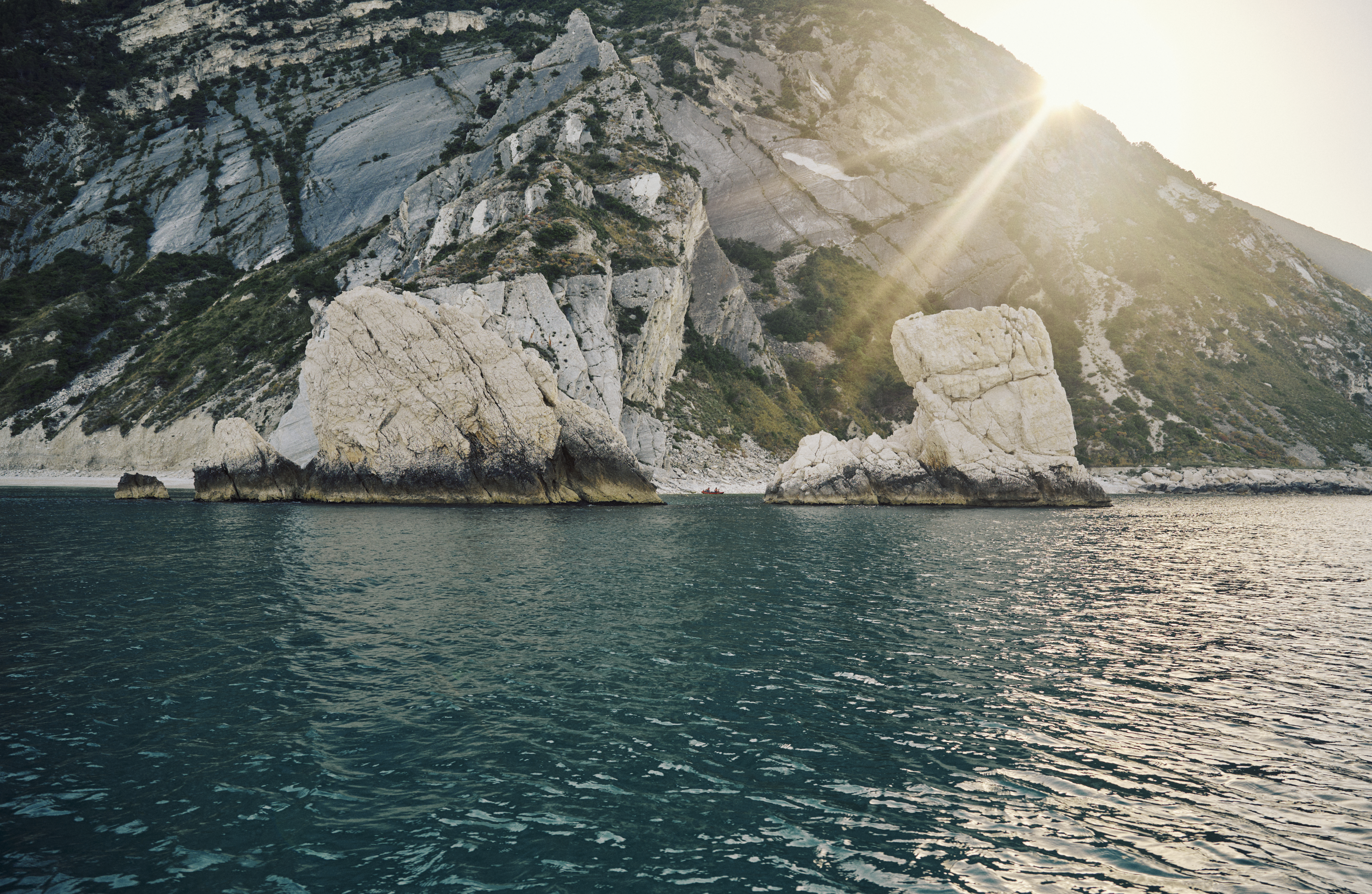 Le falesie della Riviera del Conero viste dal mare