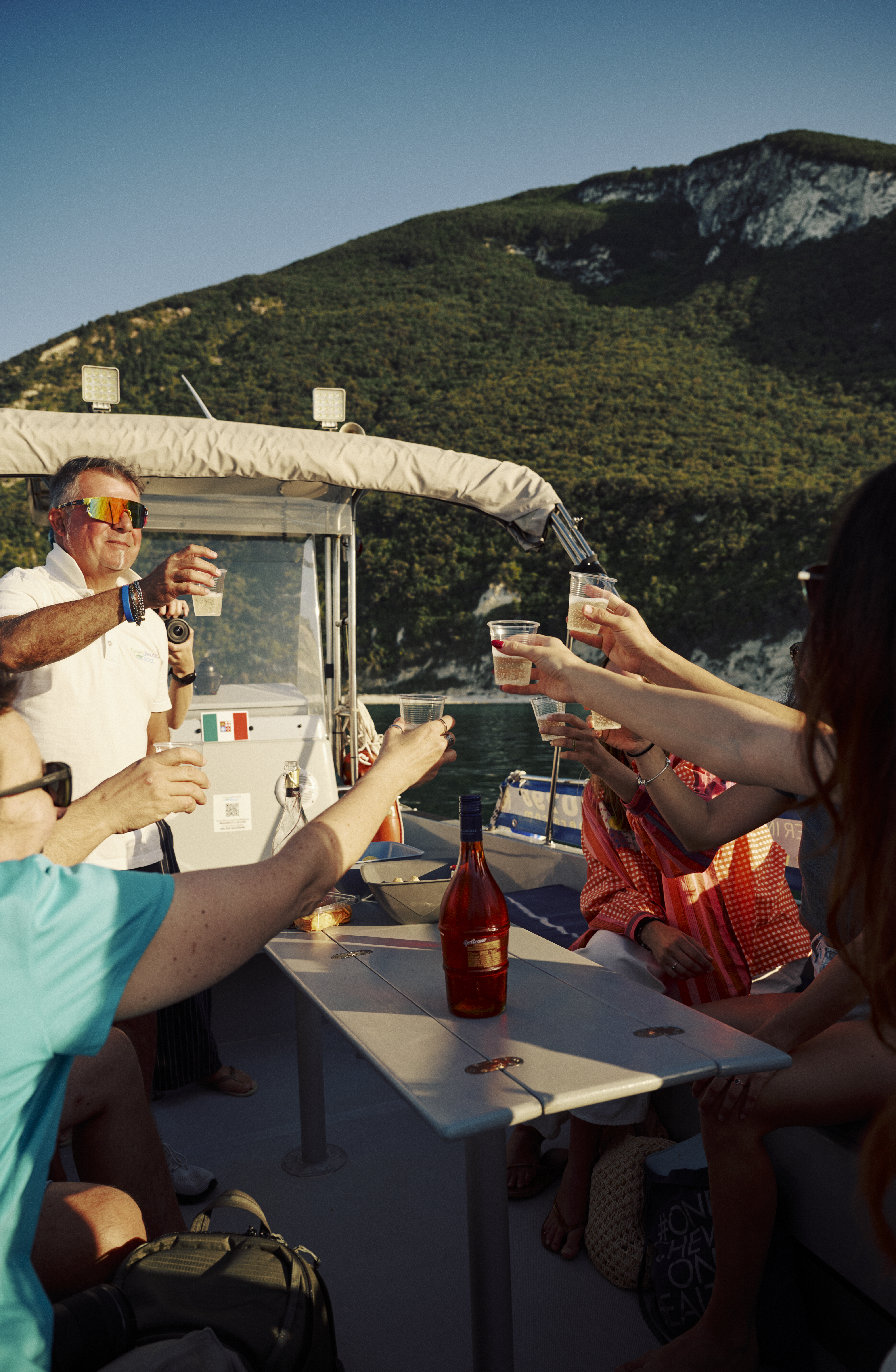 Un momento di festa a bordo sulla Riviera del Conero