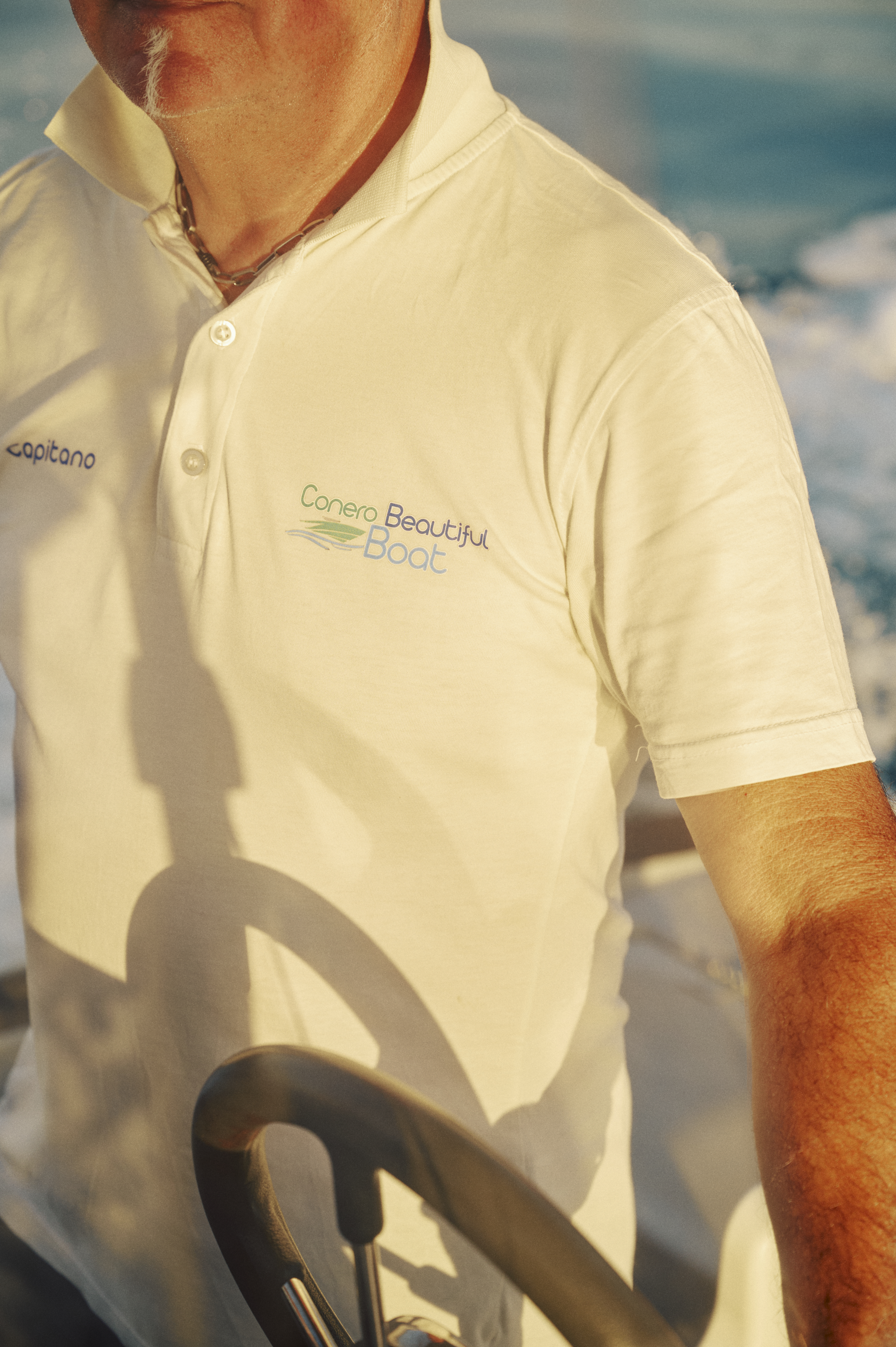 Il capitano con la polo di Conero Beautiful Boat